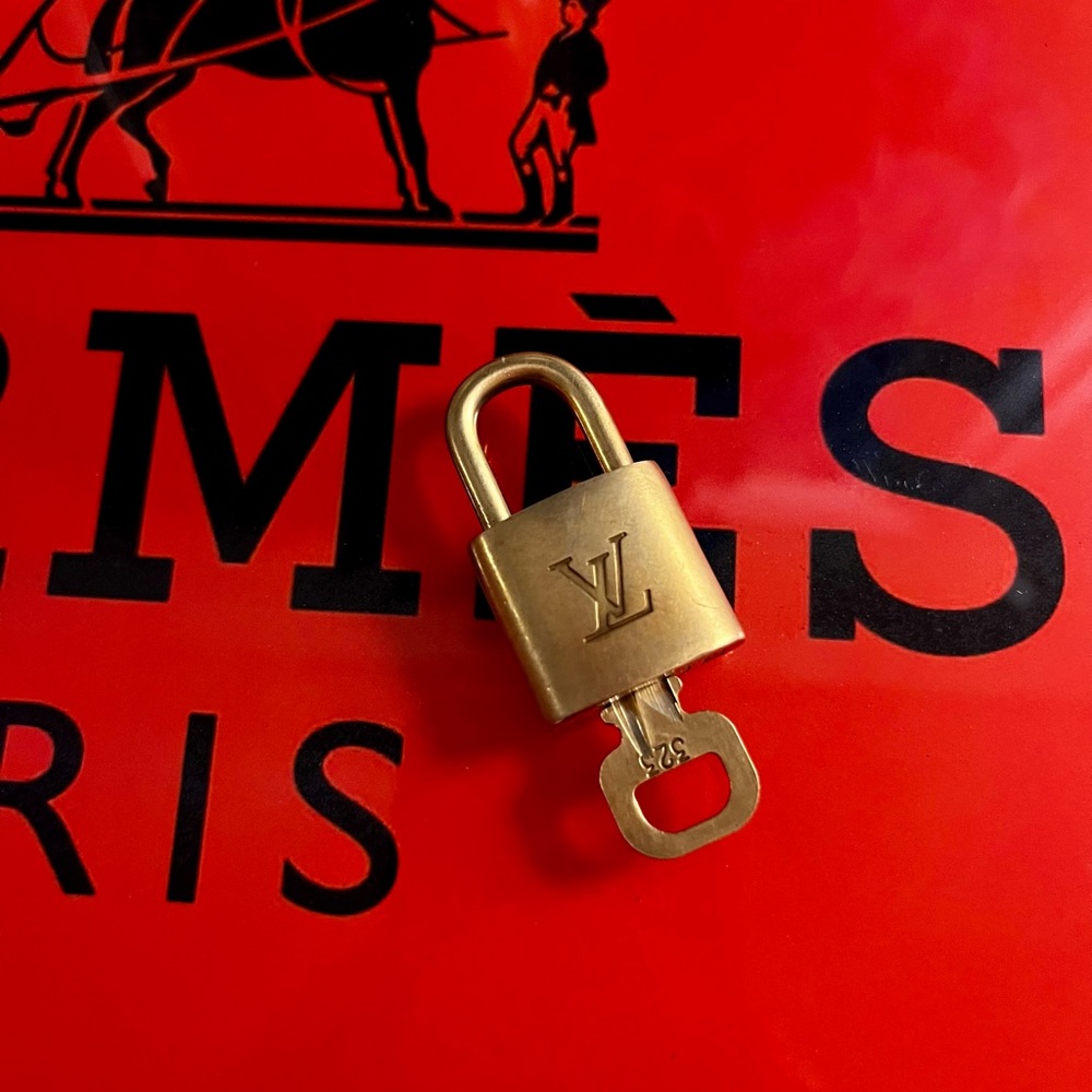 ⭐️ Louis Vuitton authentic gold/brass tone lock and key #323, 342 or 312. - Picture 3 of 4